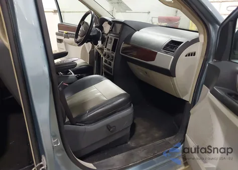 2010 Chrysler Town & Country Touring Plus z USA, uszkodzony, nr VIN 2A4RR8D10AR398066